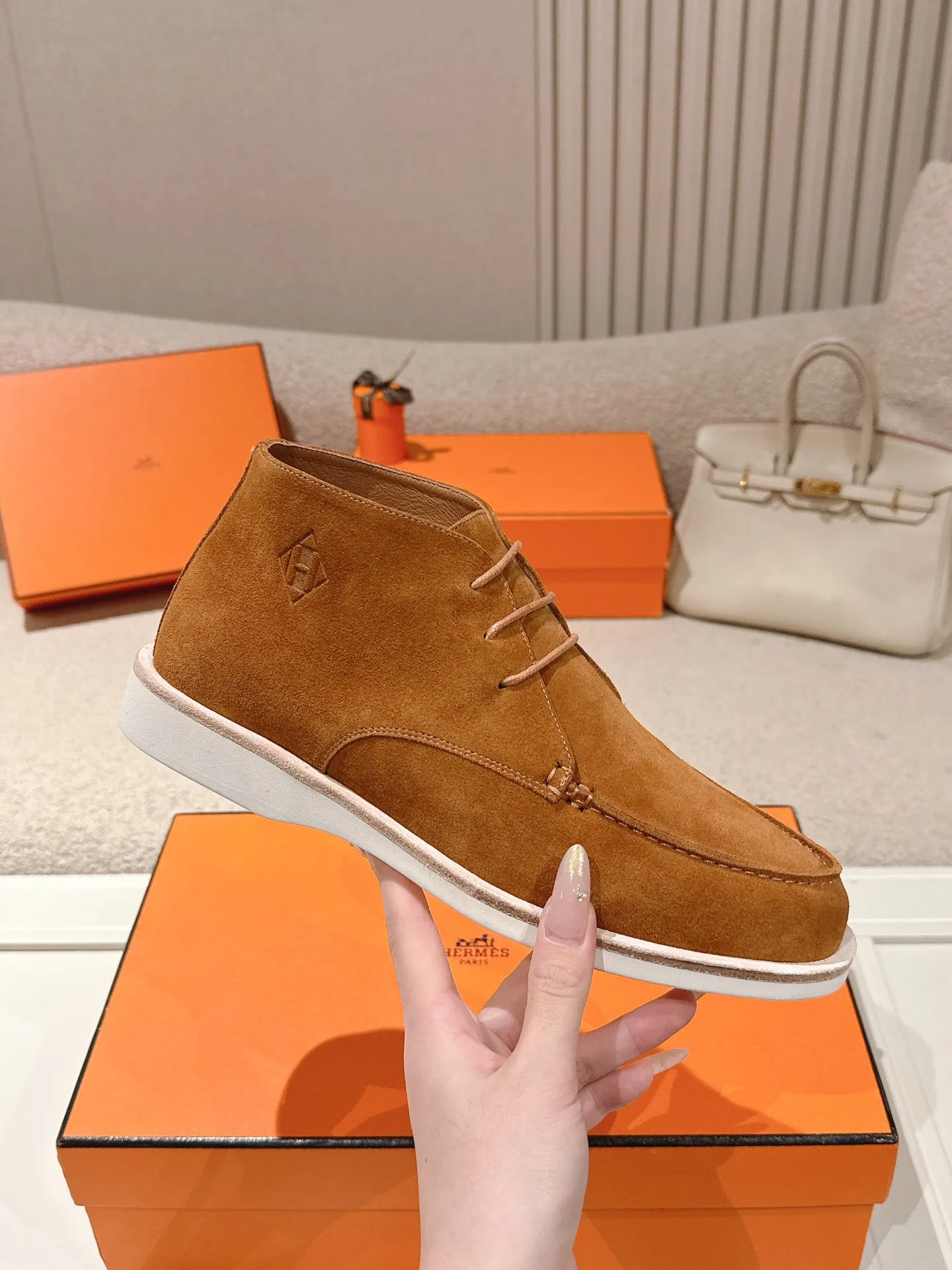 Men's Men's Shoes 660💰 Hermes men's size #26ss calfskin derby shoes, decorated with signature "H Diamant" details for a stylish and casual style. Fabric: Cow suede Lining: Mixed sheep lining Outsole: Genuine leather welt + original TPU Bottom thickness: 3CM Code number: 39-45 (customized at 46.47)